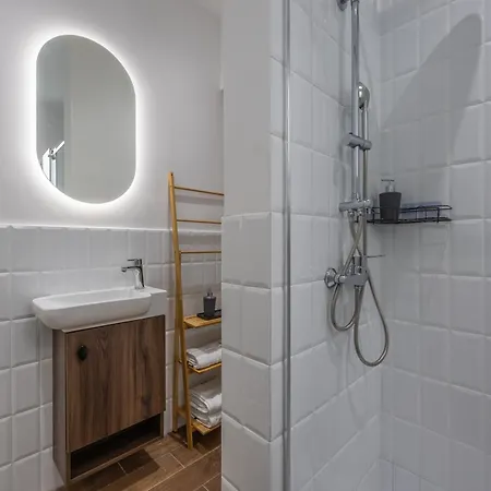 New & Elegent Just 5 Min Walk To The Capital By Sf Homes * Флориана